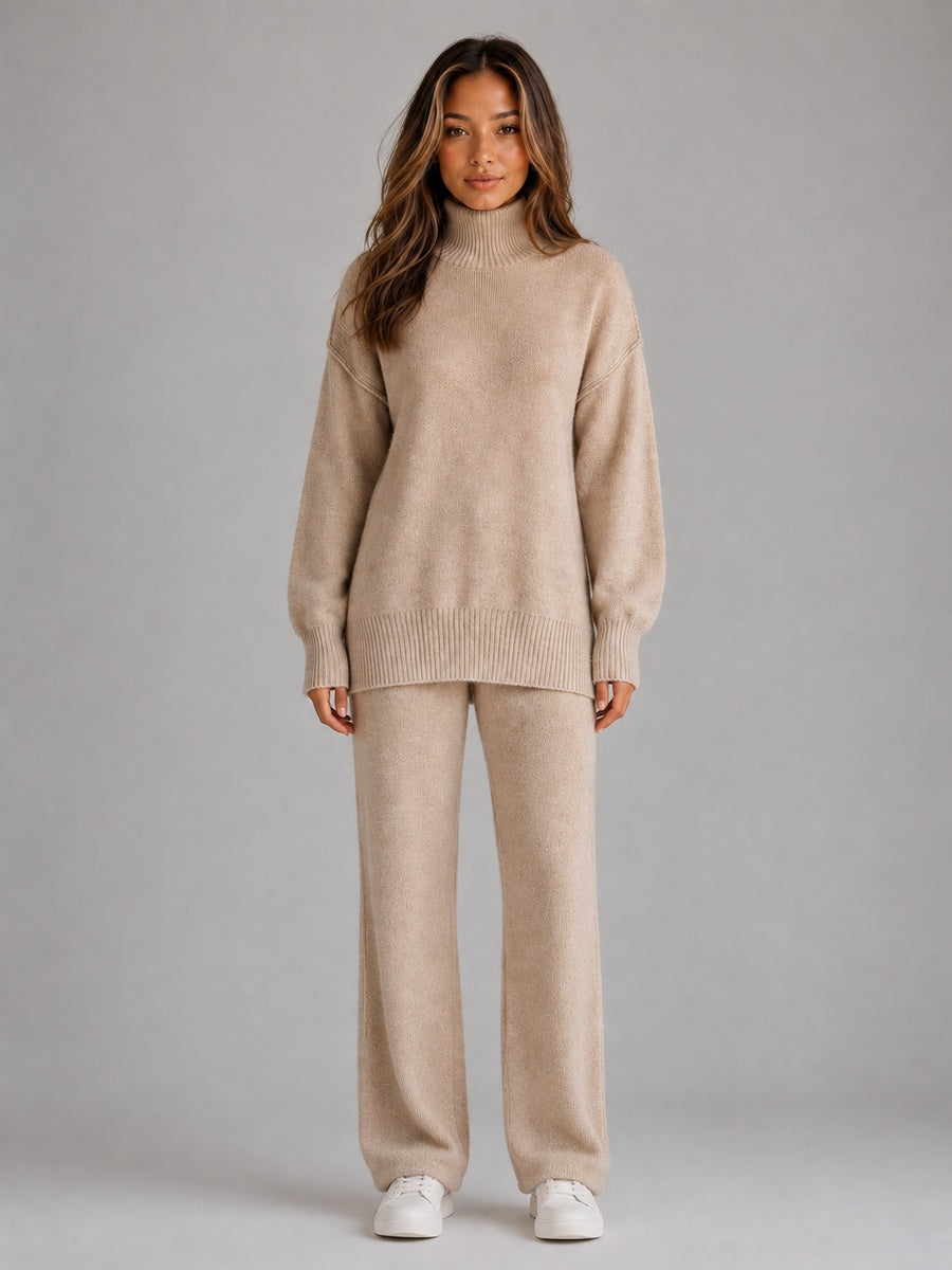 Gebreid huispak in beige met oversized coltrui, voorkant