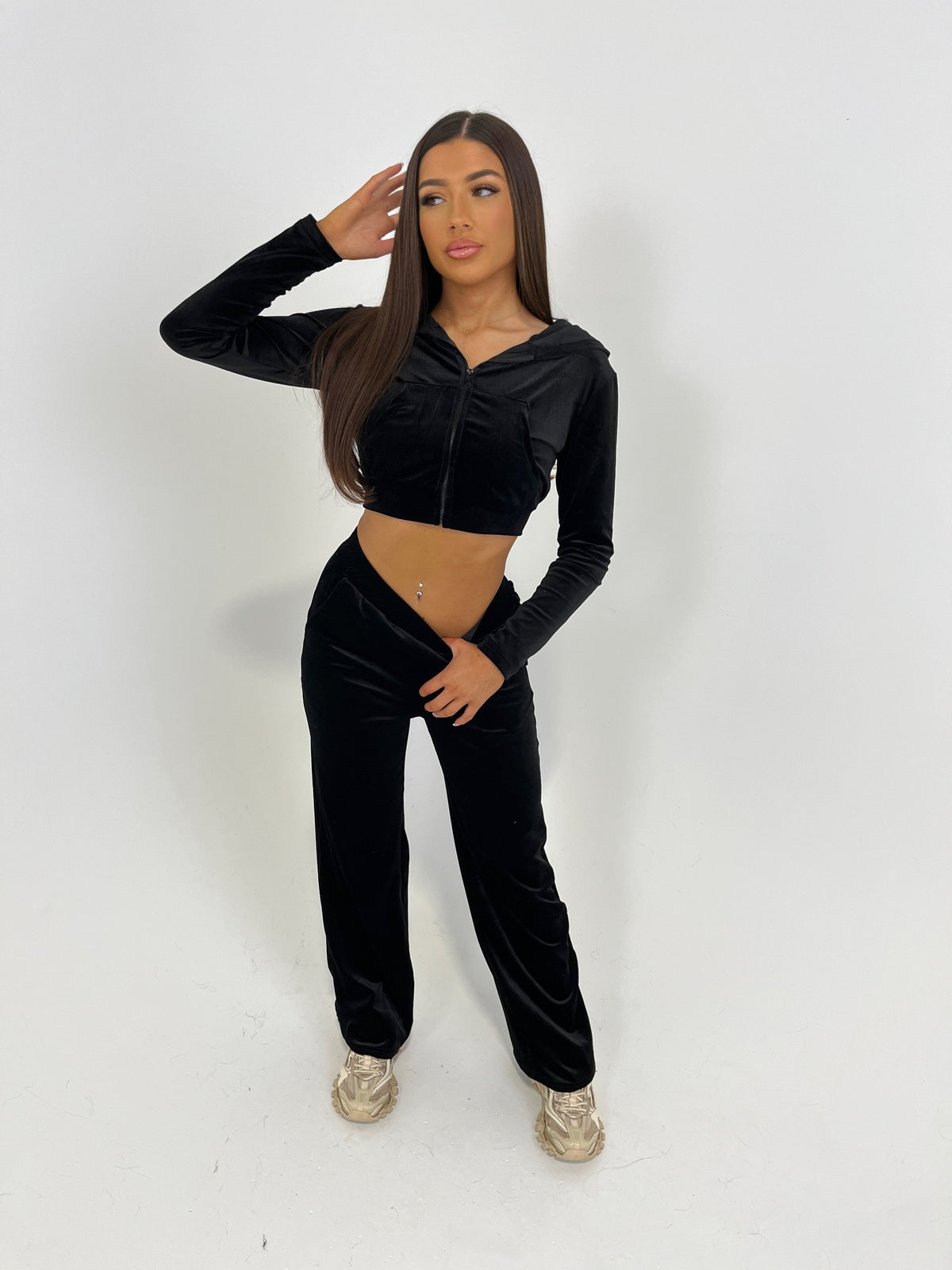Zwart velours trainingspak met korte hoodie met rits en rechte broek, vooraanzicht