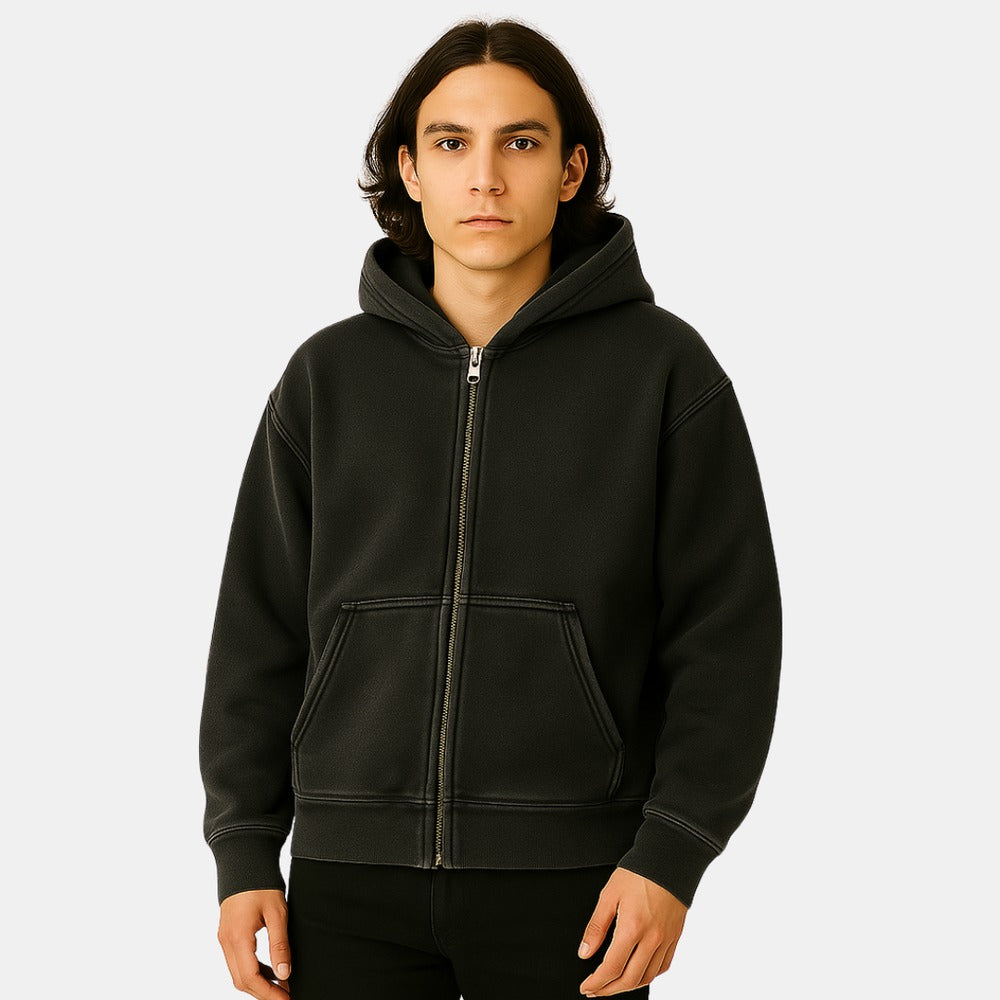 Washed hoodie met rits voor heren in zwart, gedragen, voorkant