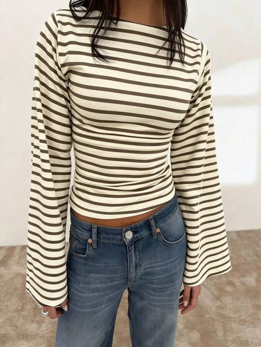 Gestreepte longsleeve met boothals in crème-bruin, gedragen, vooraanzicht