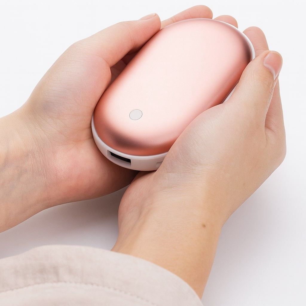 Roségouden oplaadbare handwarmer in twee handen