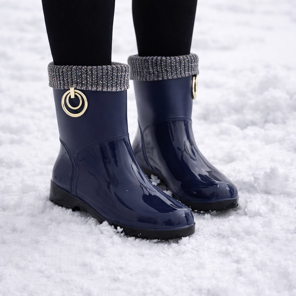 Gevoerde regenlaarzen met glinsterende gebreide rand in marineblauw, gedragen in de sneeuw