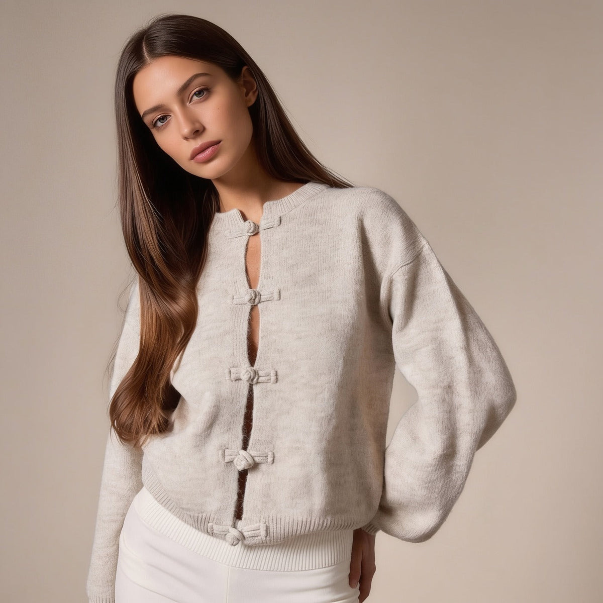 Gebreid vest met geknoopte sluiting in beige, gedragen, vooraanzicht