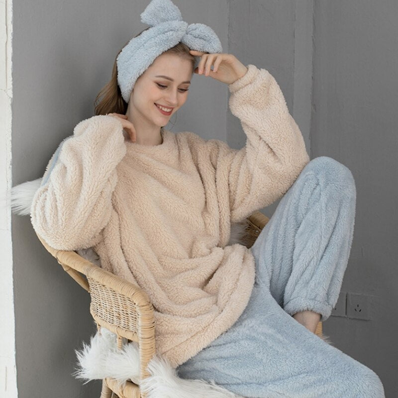 Pyjama in crème en blauw, zittend in een rieten stoel
