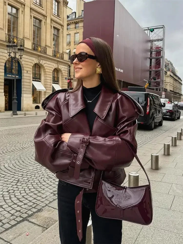 Kort jasje van imitatieleer voor dames in bordeaux met een brede reverskraag, gedragen, vooraanzicht