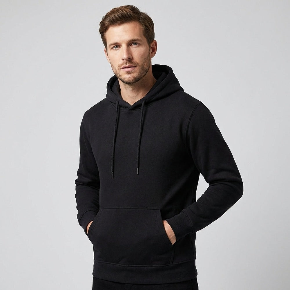 Basic hoodie voor heren in zwart, gedragen, voorkant