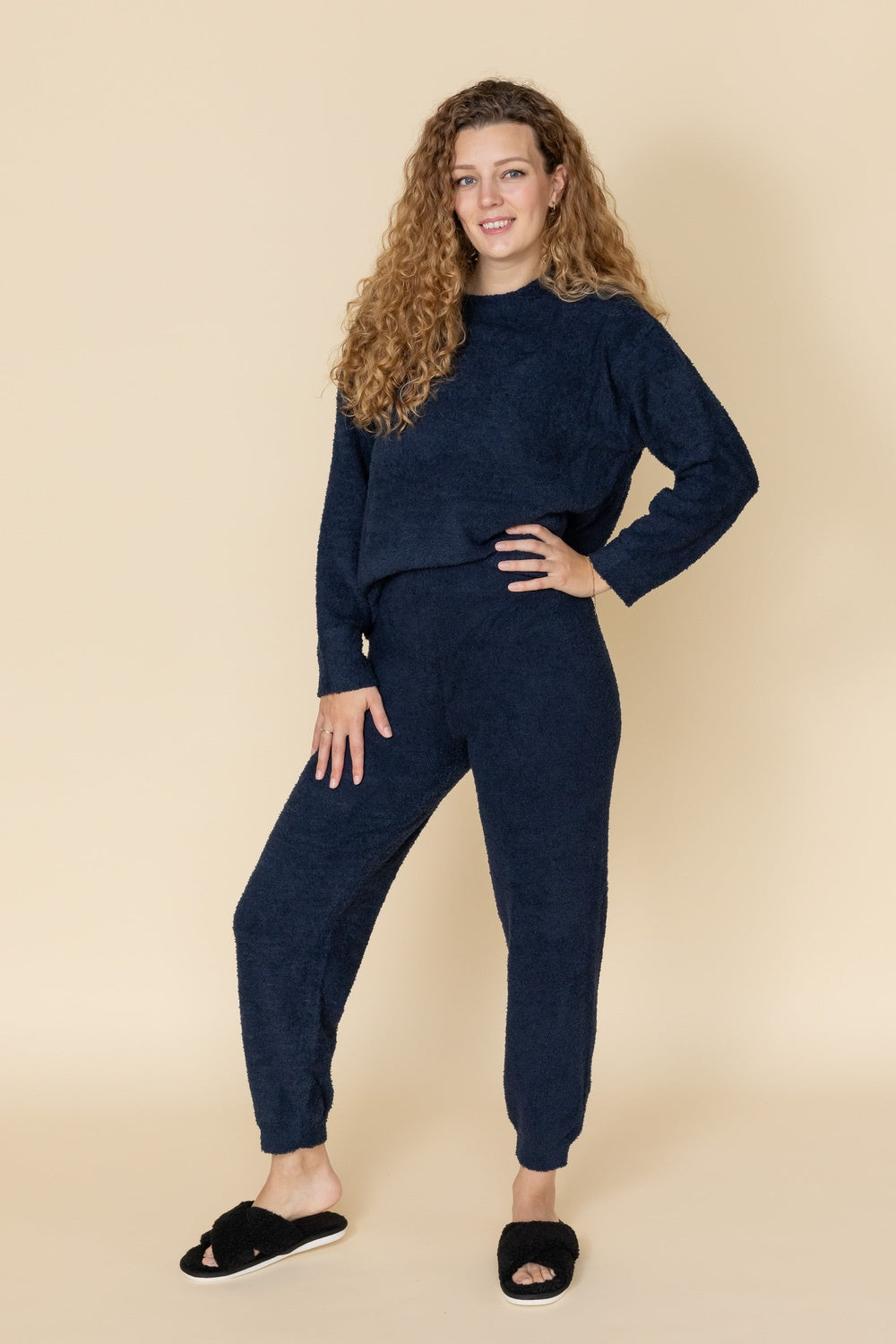 Fluffy huispak in marineblauw met trui met ronde hals en joggingbroek, vooraanzicht