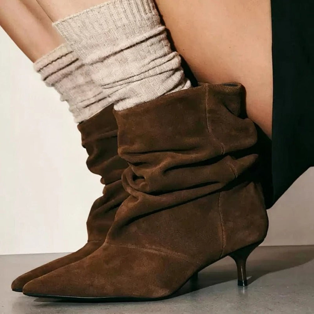 Bruine slouch enkellaarsjes met kitten heel, gedragen met sokken