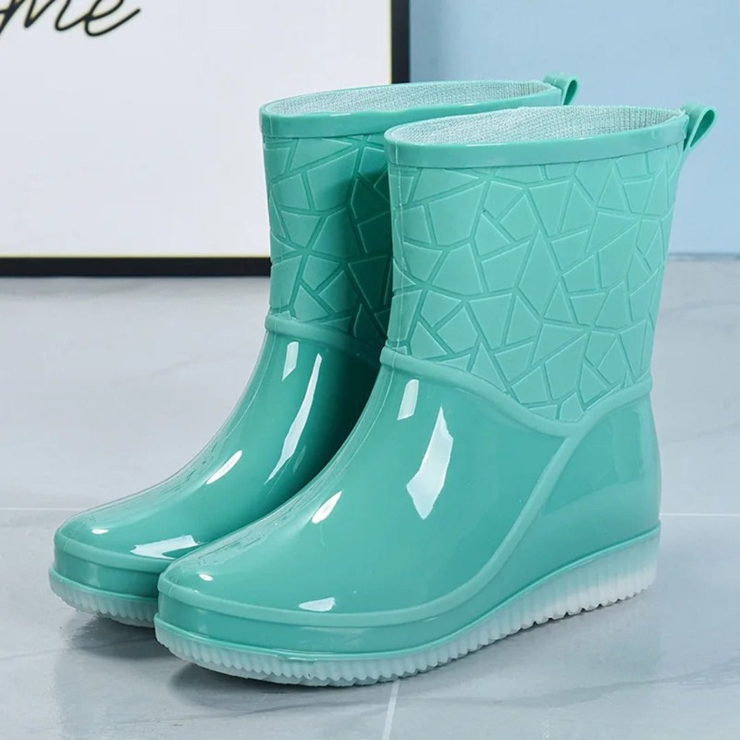 Glanzende regenlaarzen met geometrisch reliëf in turquoise, productfoto