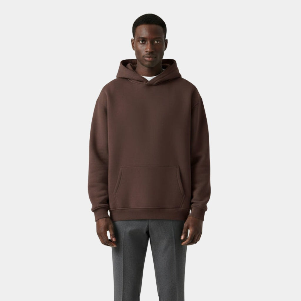 Heavyweight hoodie voor heren in donkerbruin, gedragen, voorkant