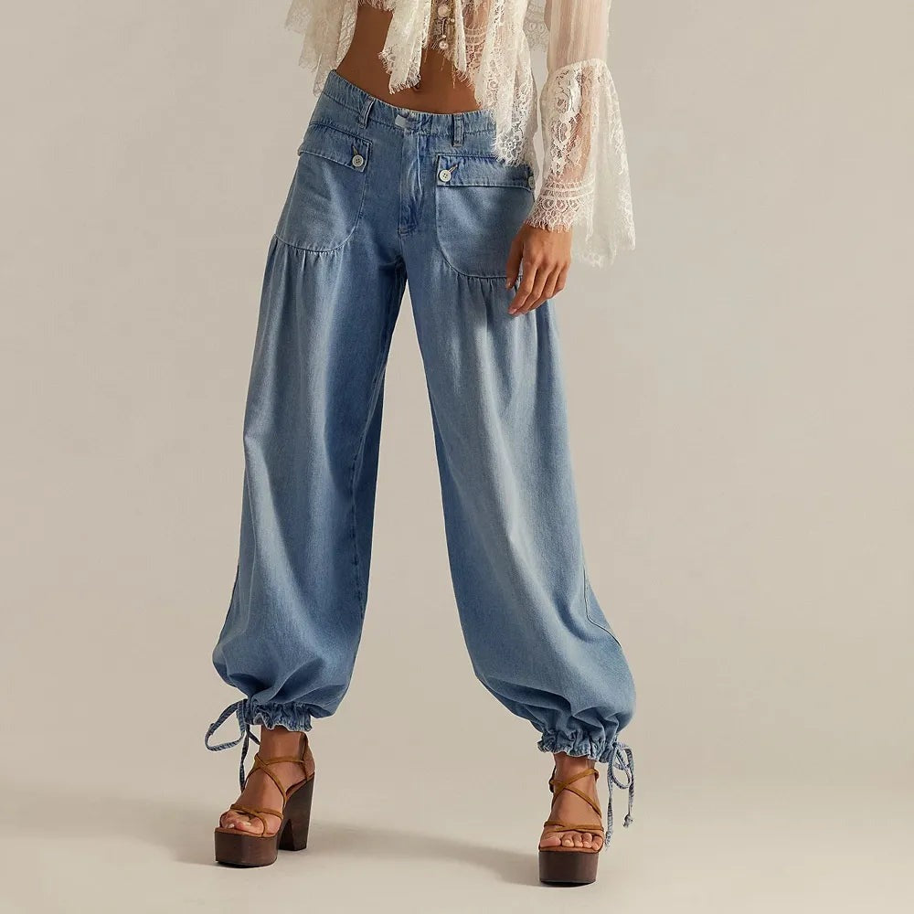 Lichtblauwe wide leg jeans met gerimpelde voorkant en koordjes aan de zoom