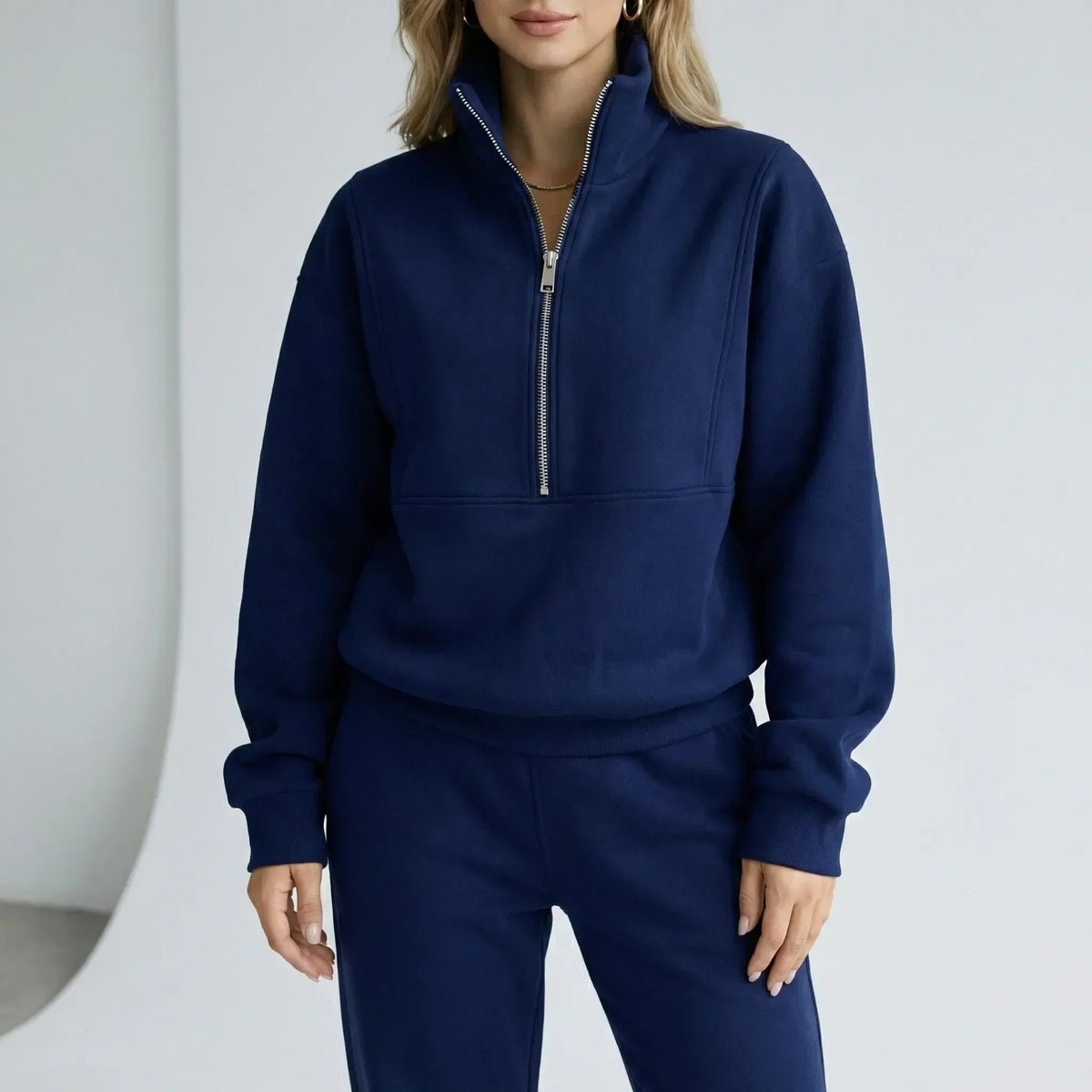 Halfzip sweater en joggingbroek in marineblauw, gedragen, vooraanzicht