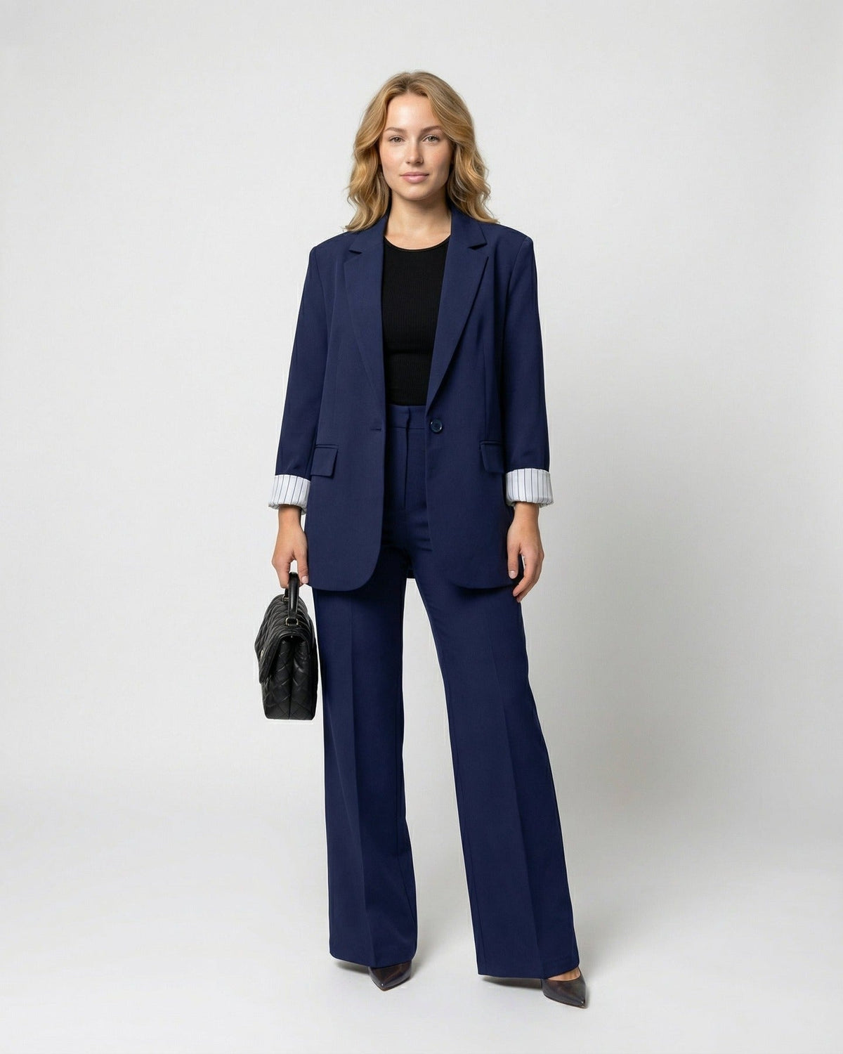 Tweedelig pak met getailleerde blazer en wijde broek in marineblauw, gedragen, vooraanzicht