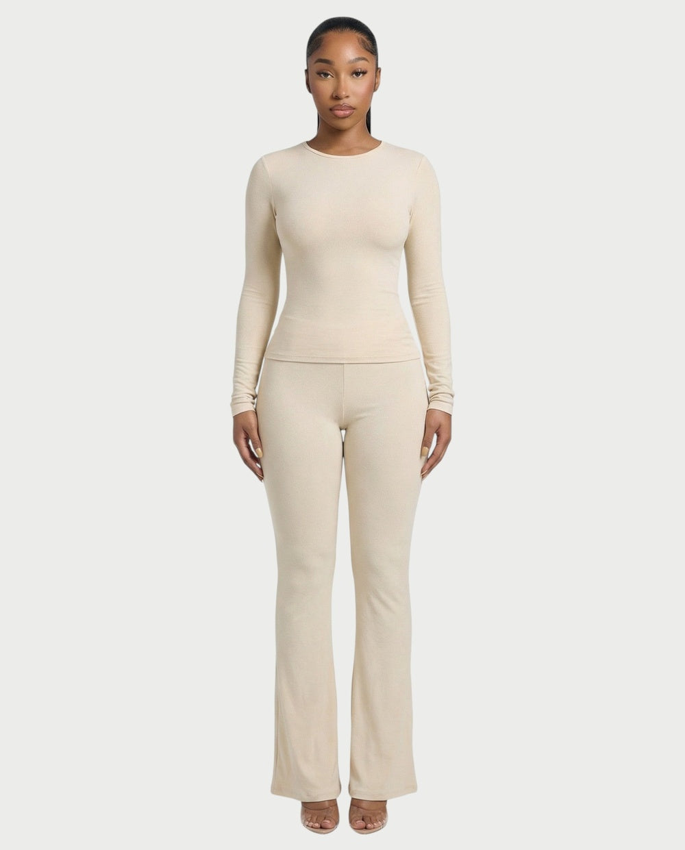 Co-ord set in gebroken wit, strakke longsleeve en flared broek met hoge taille, vooraanzicht