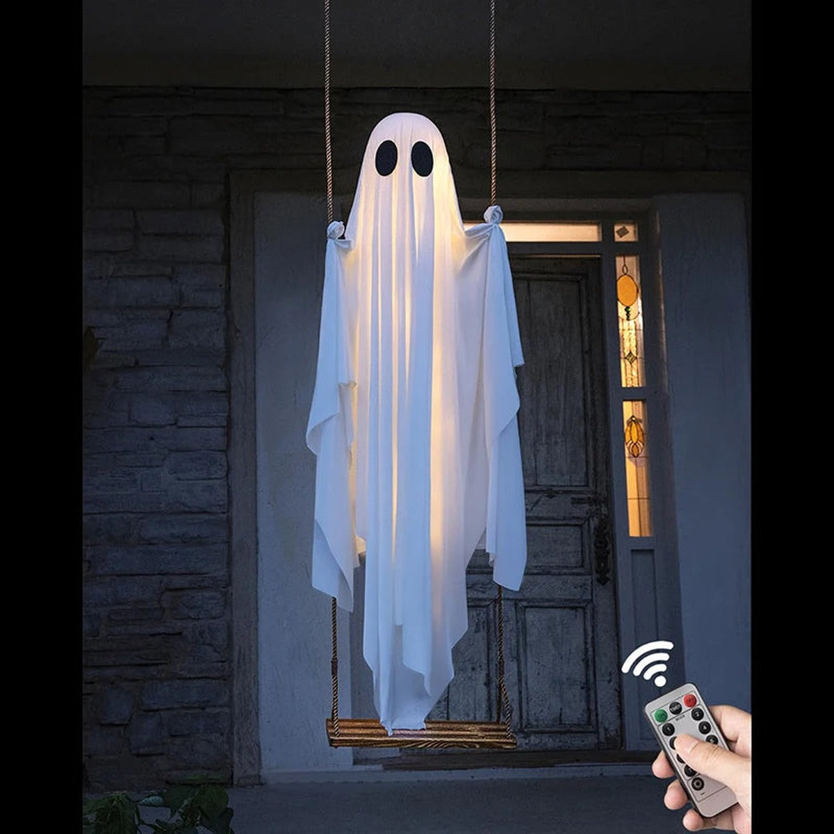 Spook op een houten schommel voor Halloween, verlicht bij de voordeur, met afstandsbediening