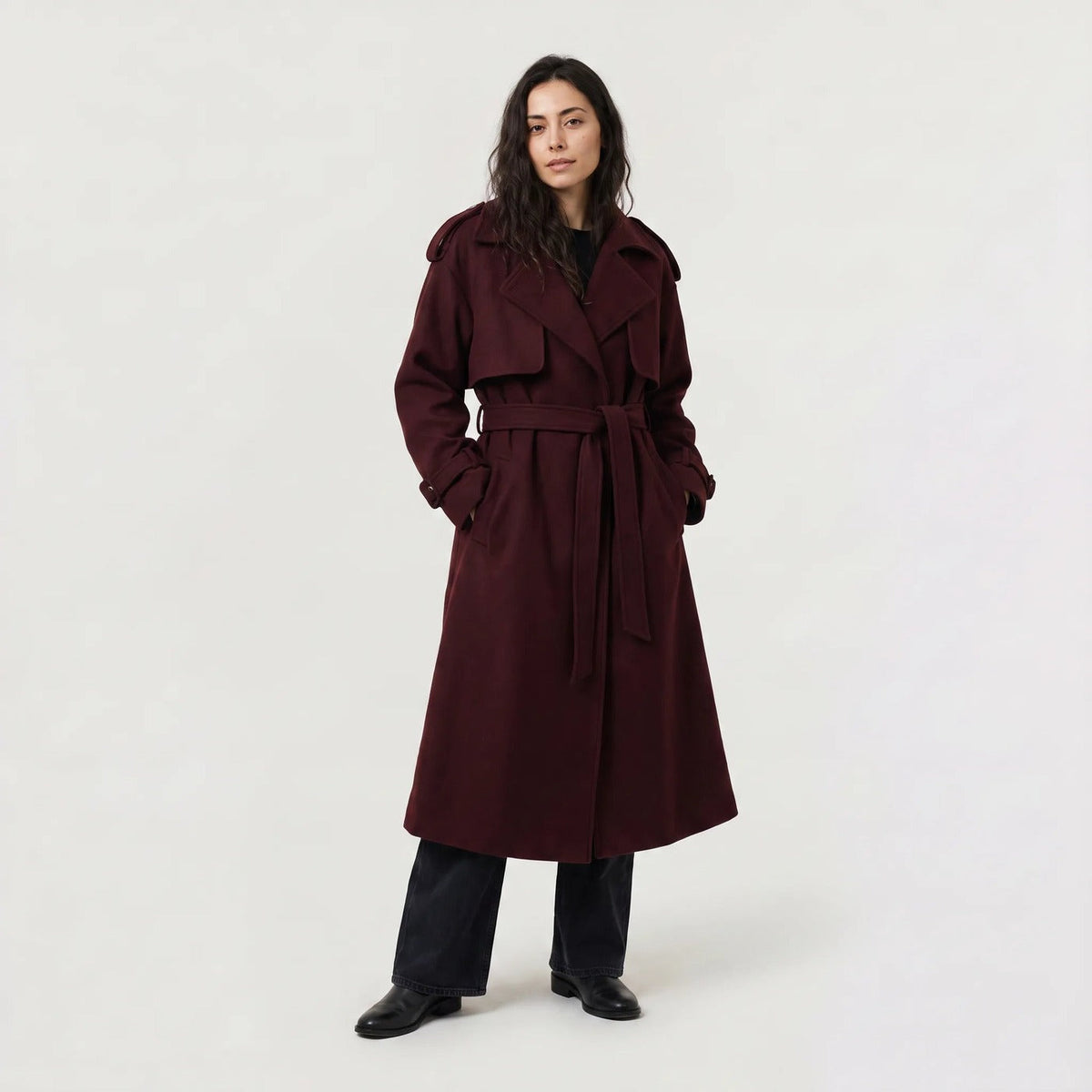Lange trenchcoat met strikceintuur in bordeaux, gedragen