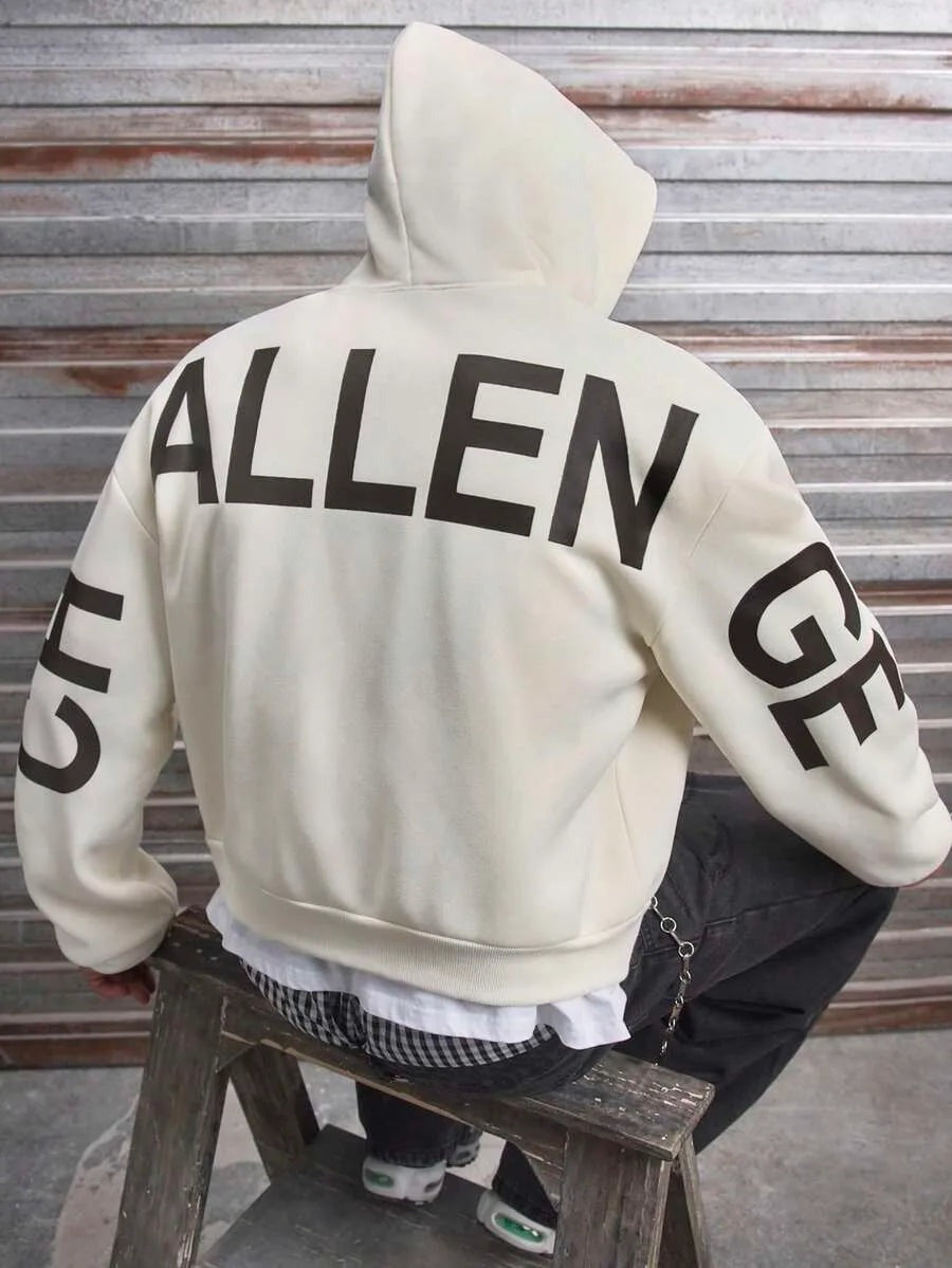 Korte herenhoodie in crème met rits en zwarte letterprint, rugprint, zittend gedragen