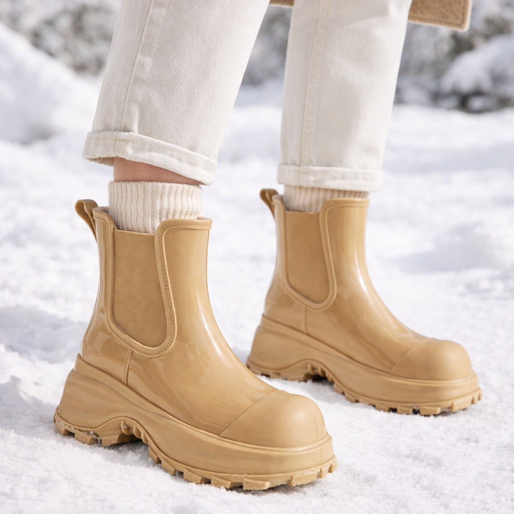 Chelsea-regenlaarzen met plateauzool in beige, gedragen in de sneeuw