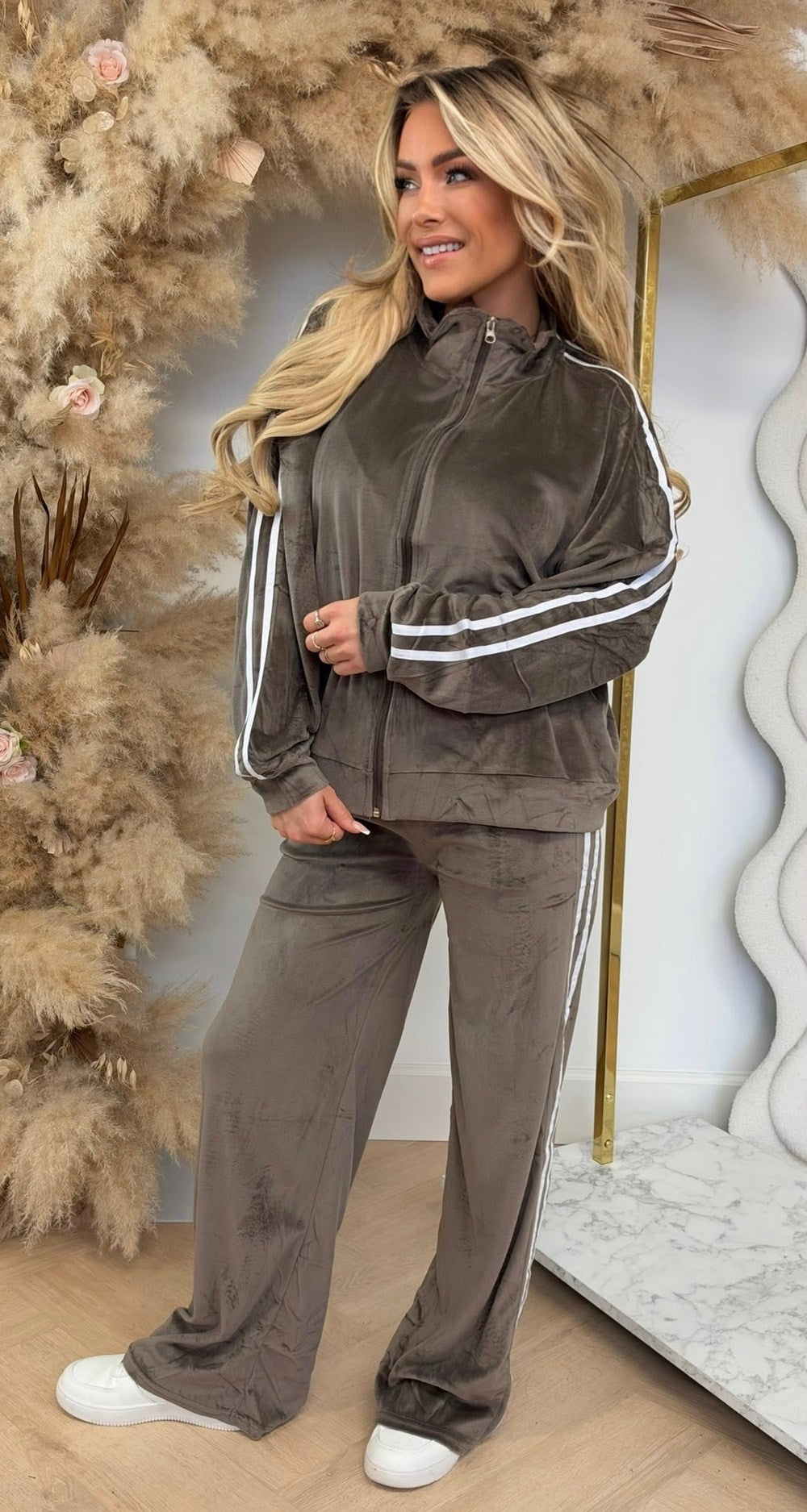 Velours joggingpak in taupe met witte zijstrepen, vest met rits en rechte broek, vooraanzicht