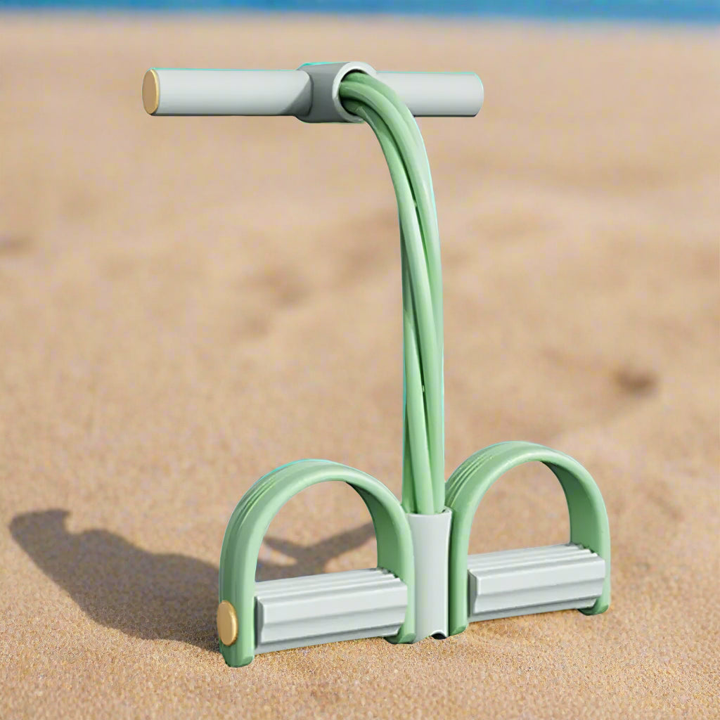 Groene weerstandsband met voetpedalen en handgreep vrijstaand op zand | Boutique Moda
