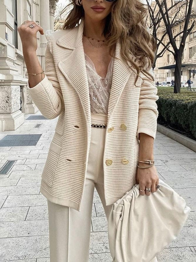 Ribgebreide double-breasted blazer met goudkleurige knopen in crème, gedragen, vooraanzicht