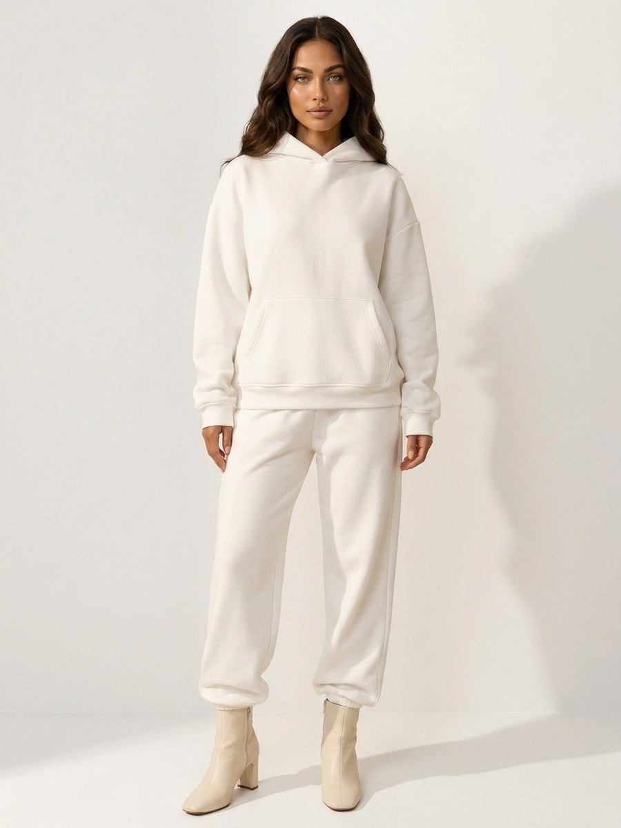 Witte oversized hoodie en joggingbroek, gedragen door vrouw, casual outfit | Boutique Moda