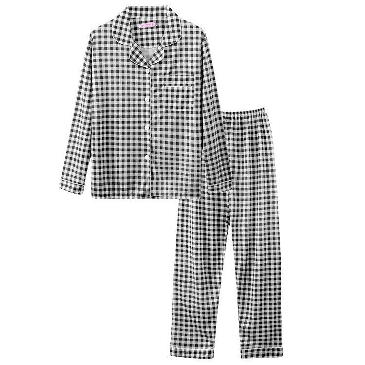 Pyjama met doorknoopshirt en lange broek, uitvoering zwart ruitje, plat neergelegd