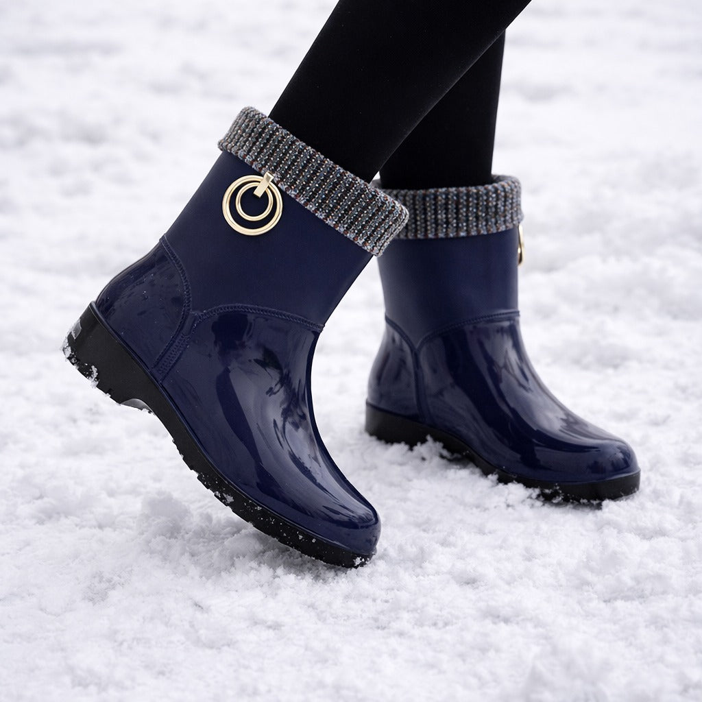 Gevoerde regenlaarzen met glinsterende gebreide rand in marineblauw, gedragen in de sneeuw