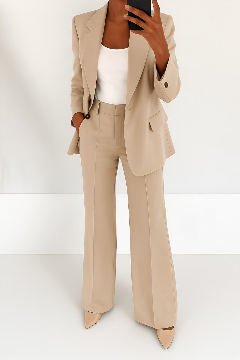 Tweedelig broekpak voor dames in beige, gedragen, hele figuur