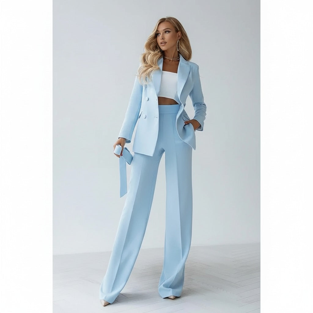 Broekpak met double breasted blazer en rechte broek in lichtblauw, gedragen, vooraanzicht