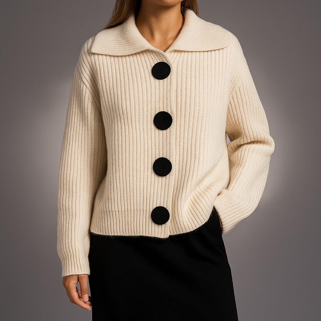 Oversized grof gebreid vest met kraag in gebroken wit, gedragen, vooraanzicht