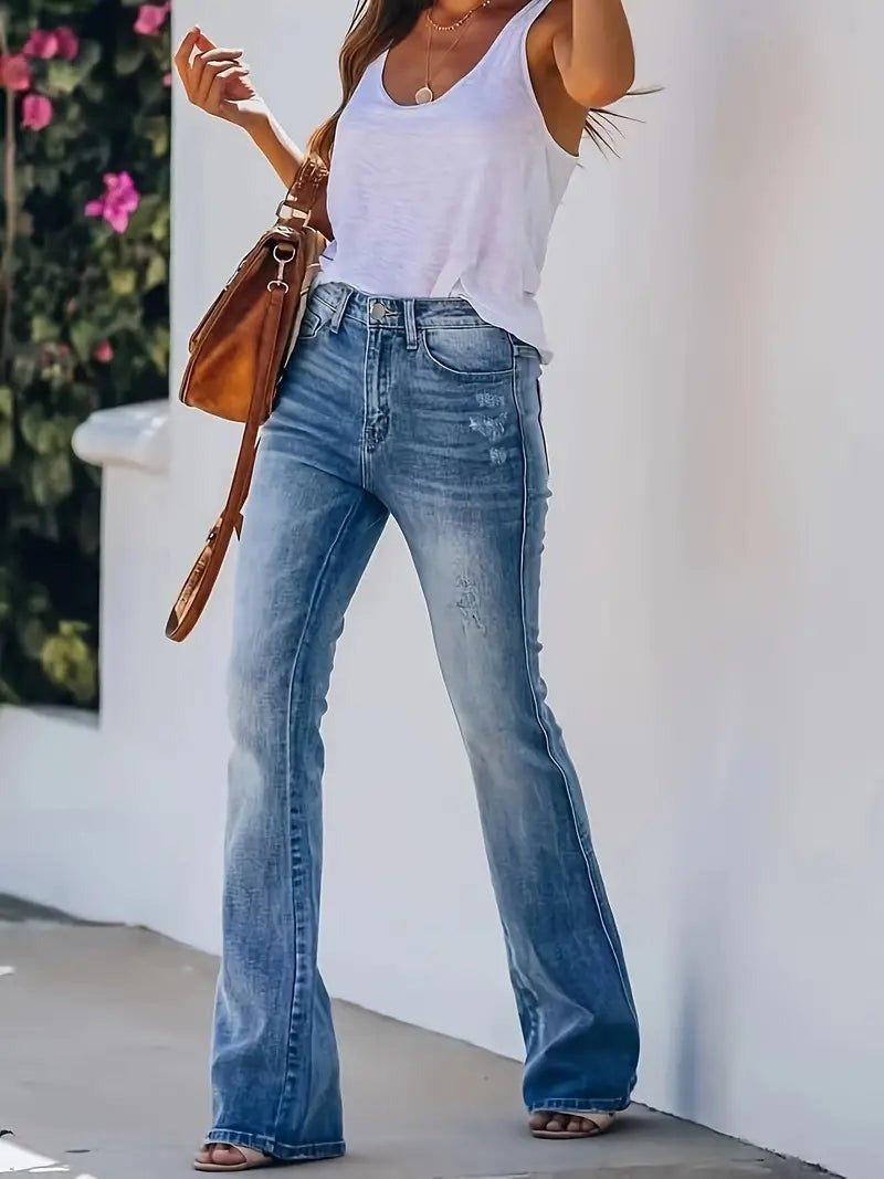Vrouw in een blauwe bootcut jeans en een wit topje
