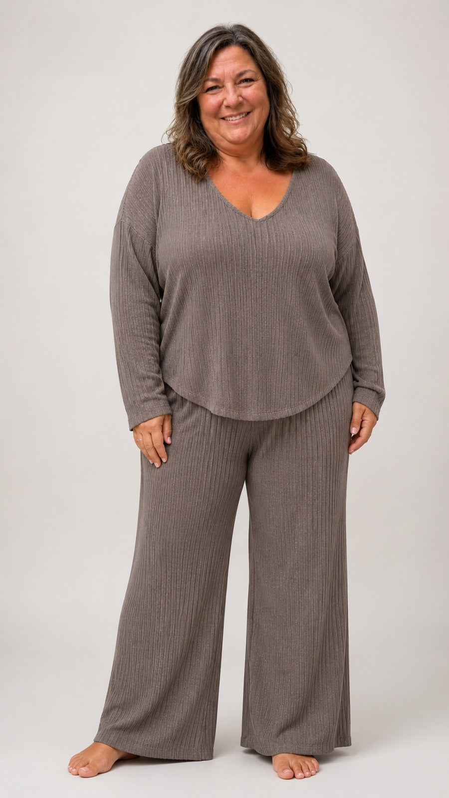Geribd huispak in taupe met V-hals en wijde broek, voorkant