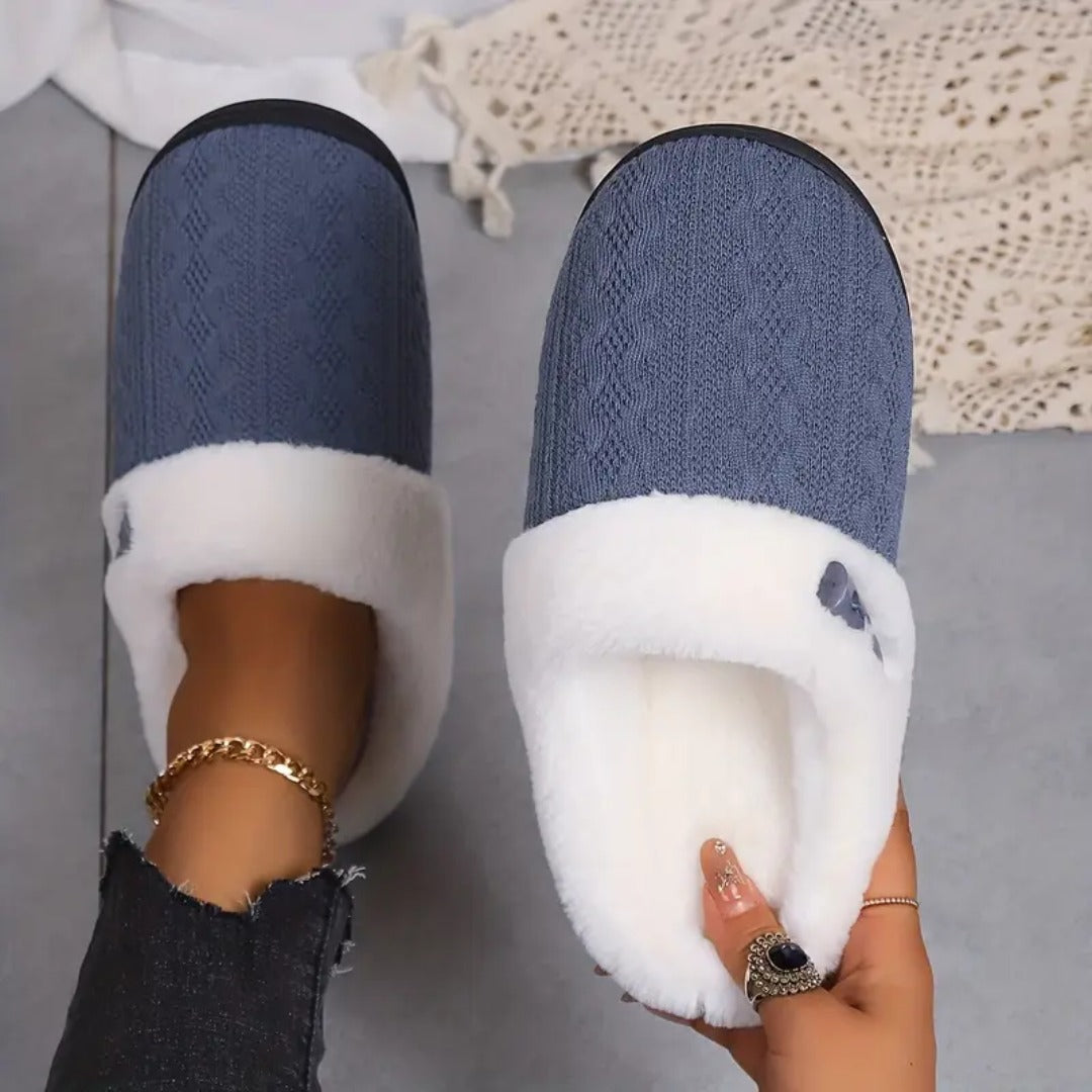 Blauwe gebreide pantoffels met nepbontkraag, gedragen