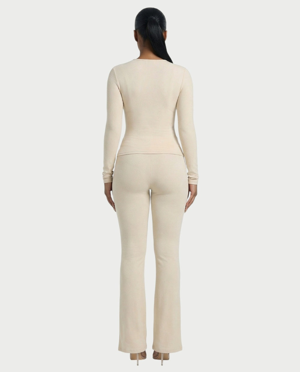 Co-ord set in gebroken wit, strakke longsleeve en flared broek met hoge taille, achteraanzicht