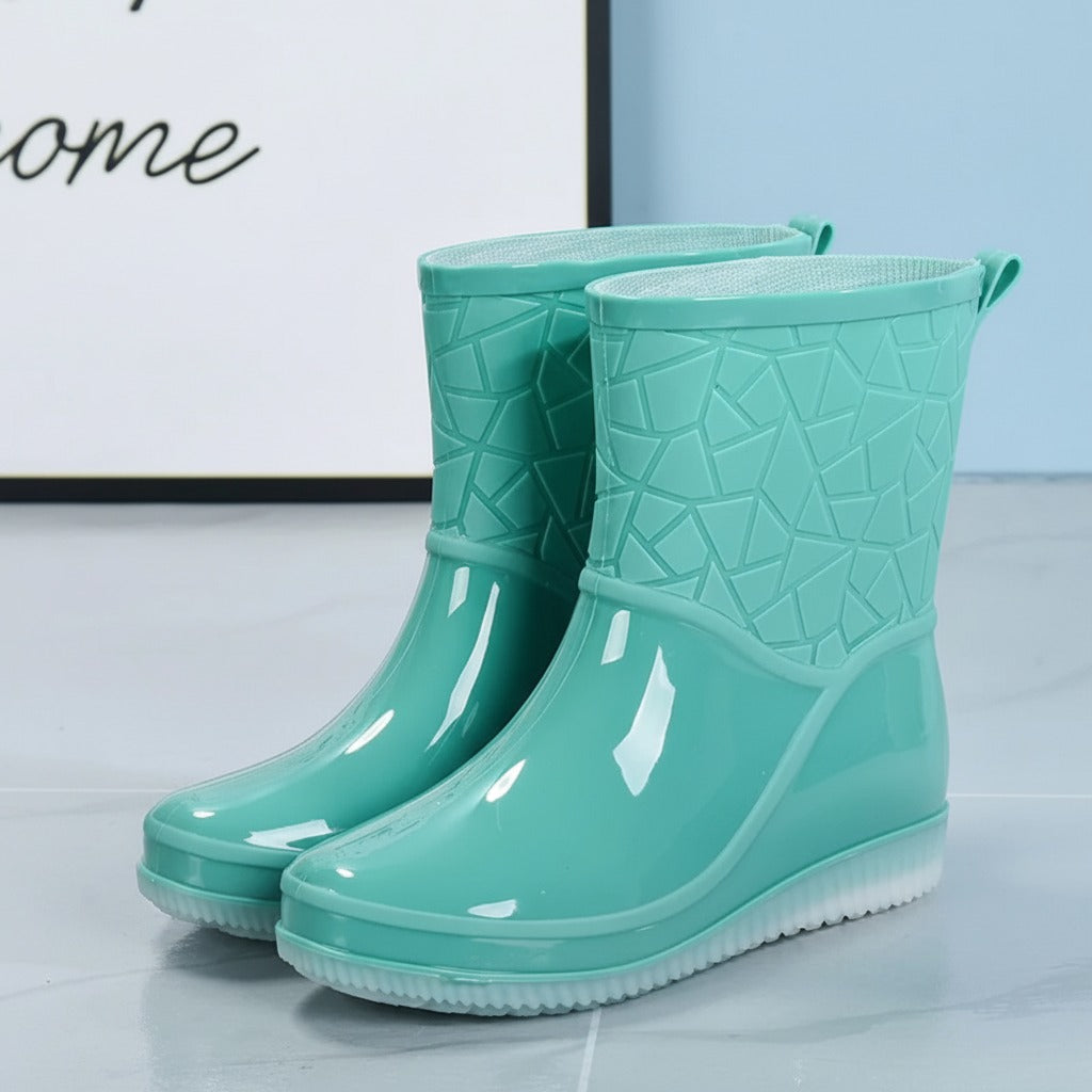 Glanzende halfhoge regenlaarzen met geometrisch patroon in groen, productfoto