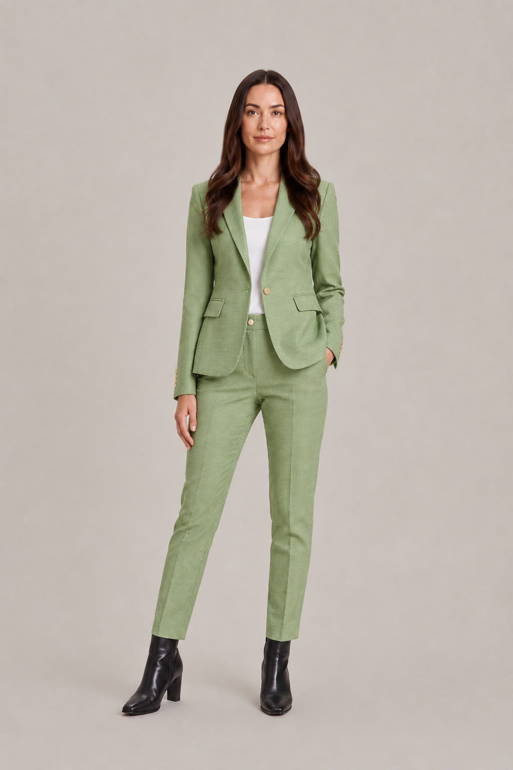 Broekpak met getailleerde blazer met één knoop en rechte broek in saliegroen, gedragen, vooraanzicht