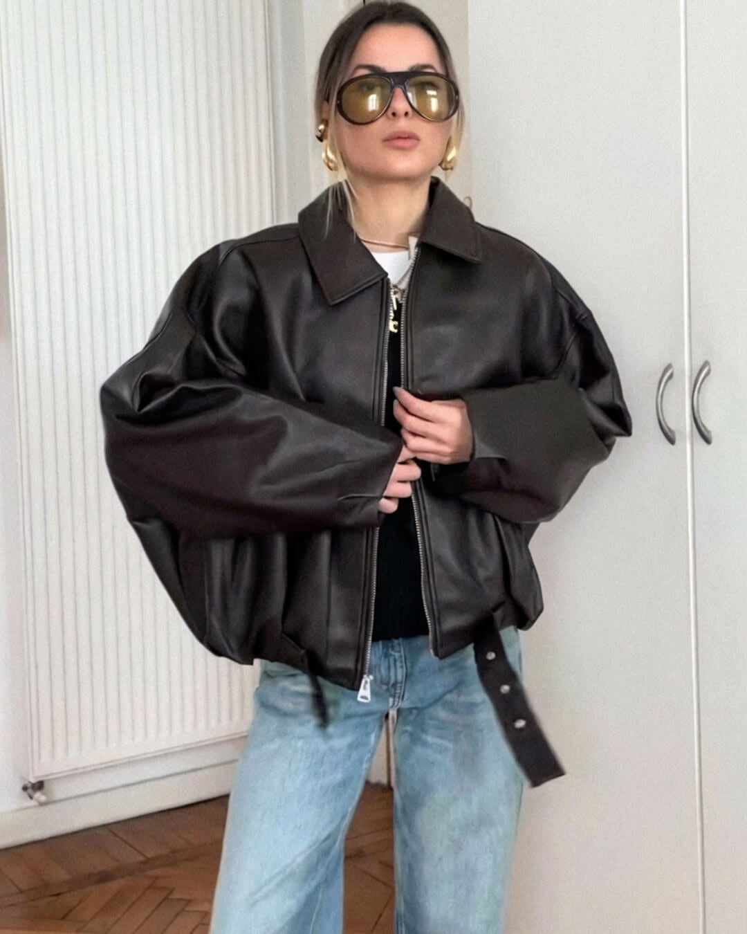 Bruin oversized jack van kunstleer met spijkerbroek