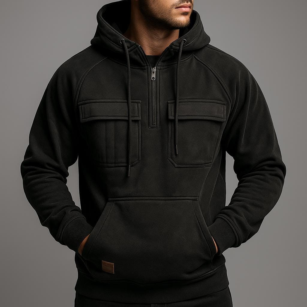 Utility hoodie met borstzakken voor heren in zwart, gedragen, voorkant