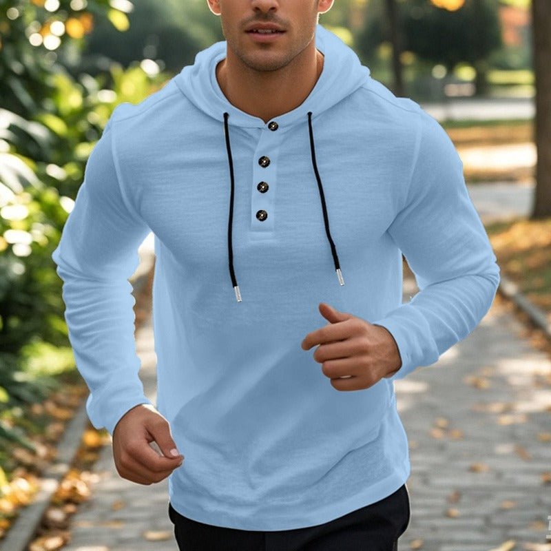 Henley hoodie met knoopsluiting voor heren in lichtblauw, gedragen, voorkant