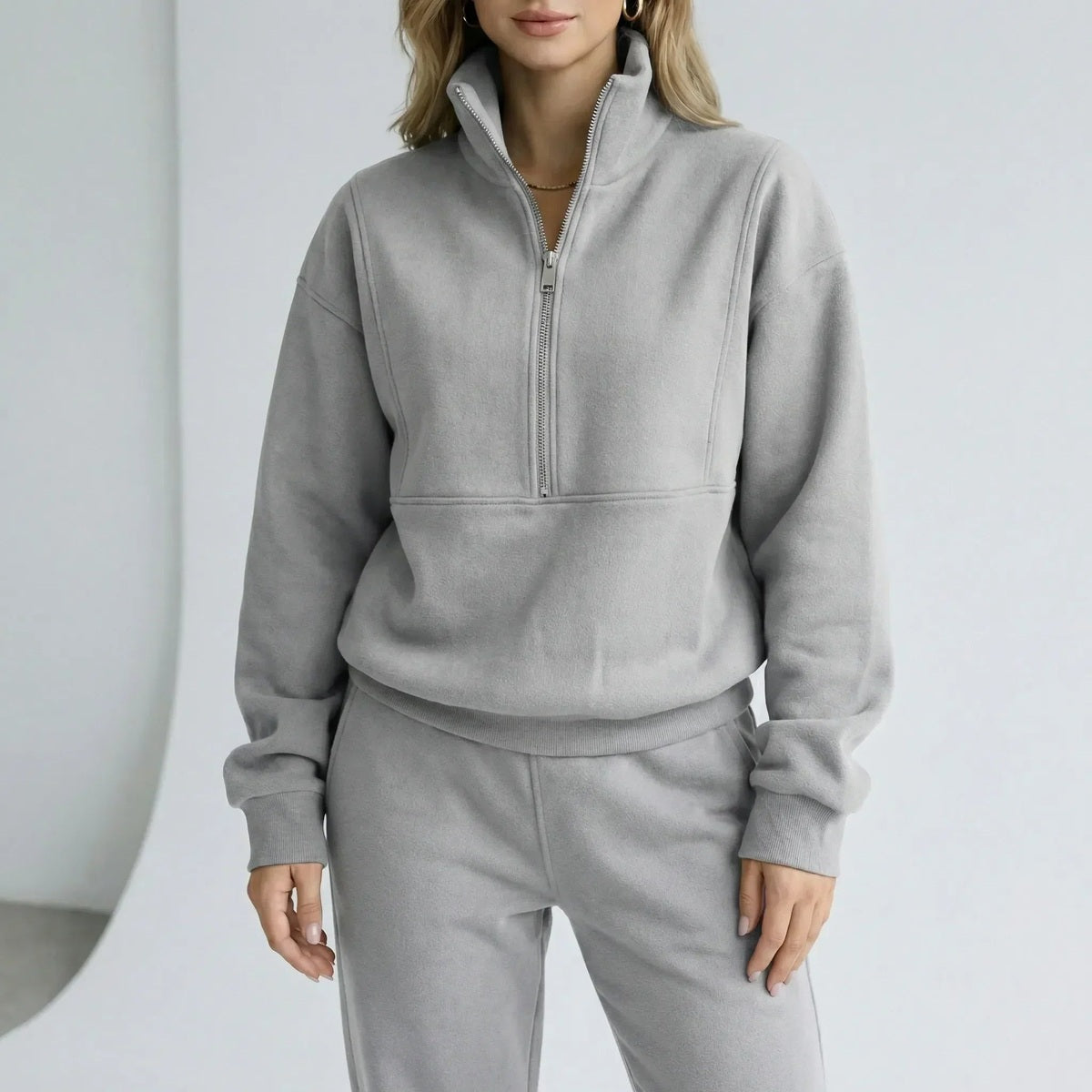 Halfzip sweater en joggingbroek in lichtgrijs, gedragen, vooraanzicht