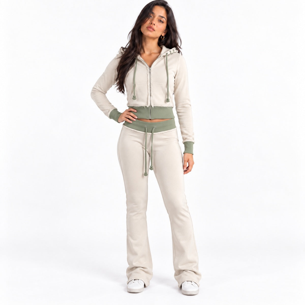 Gebreid ritsvest met capuchon en flared broek in crème met saliegroene accenten, gedragen, vooraanzicht van top tot teen