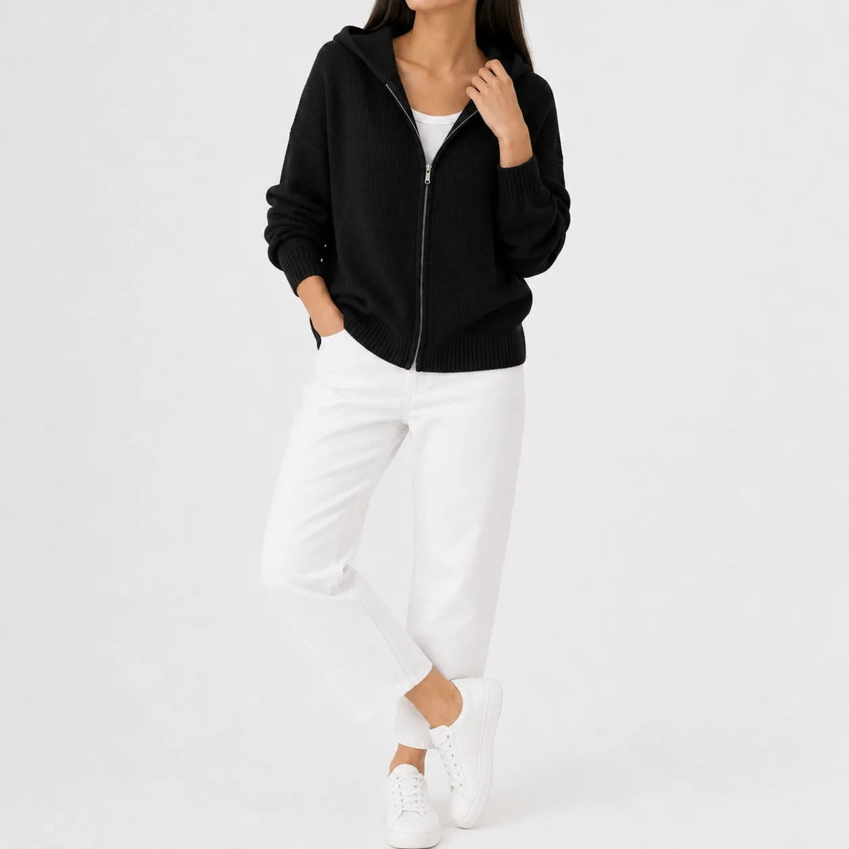 Gebreid vest met rits en capuchon in zwart, gedragen, volledige look