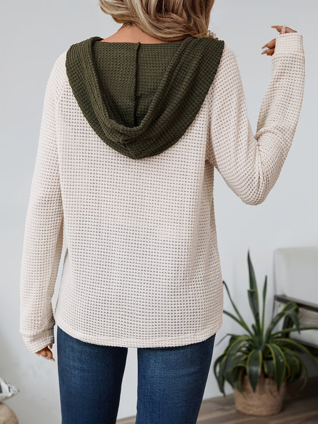 Achteraanzicht van de wafelhoodie in Beige/Olijfgroen met olijfgroene contrastcapuchon | Boutique Moda