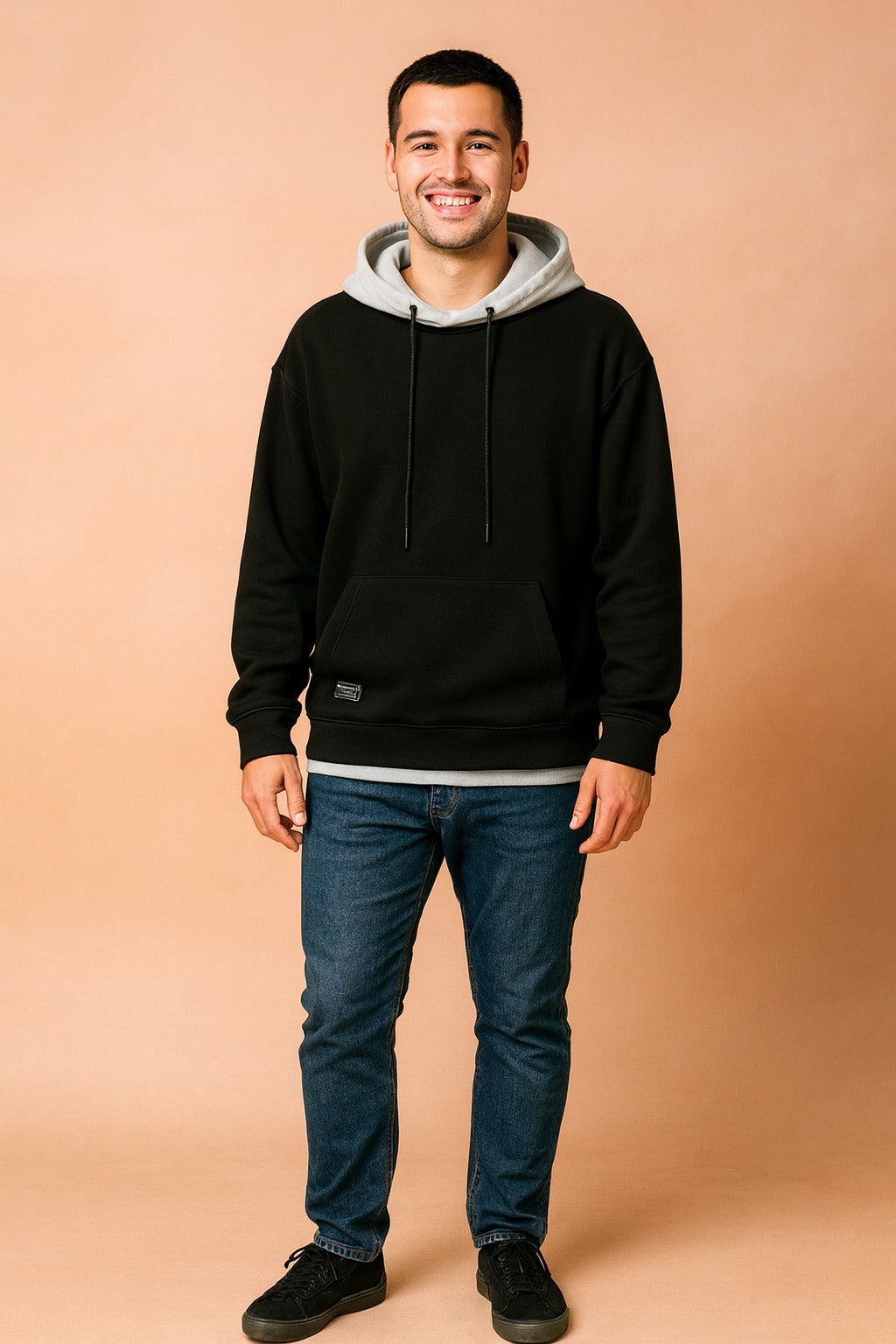 Hoodie met contrastcapuchon voor heren in zwart, gedragen, voorkant