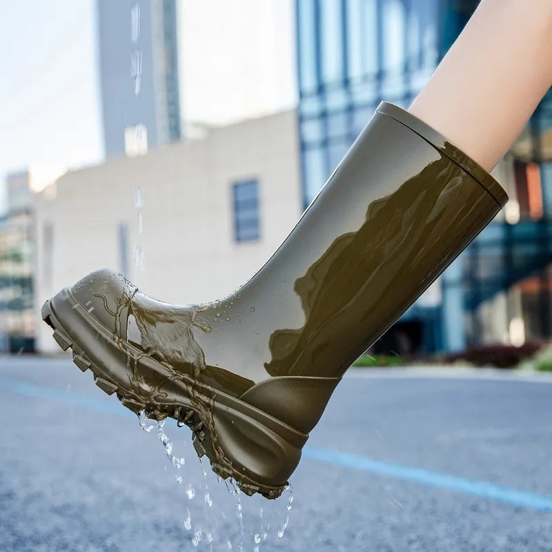 Halfhoge regenlaarzen met plateauzool in olijfgroen, gedragen