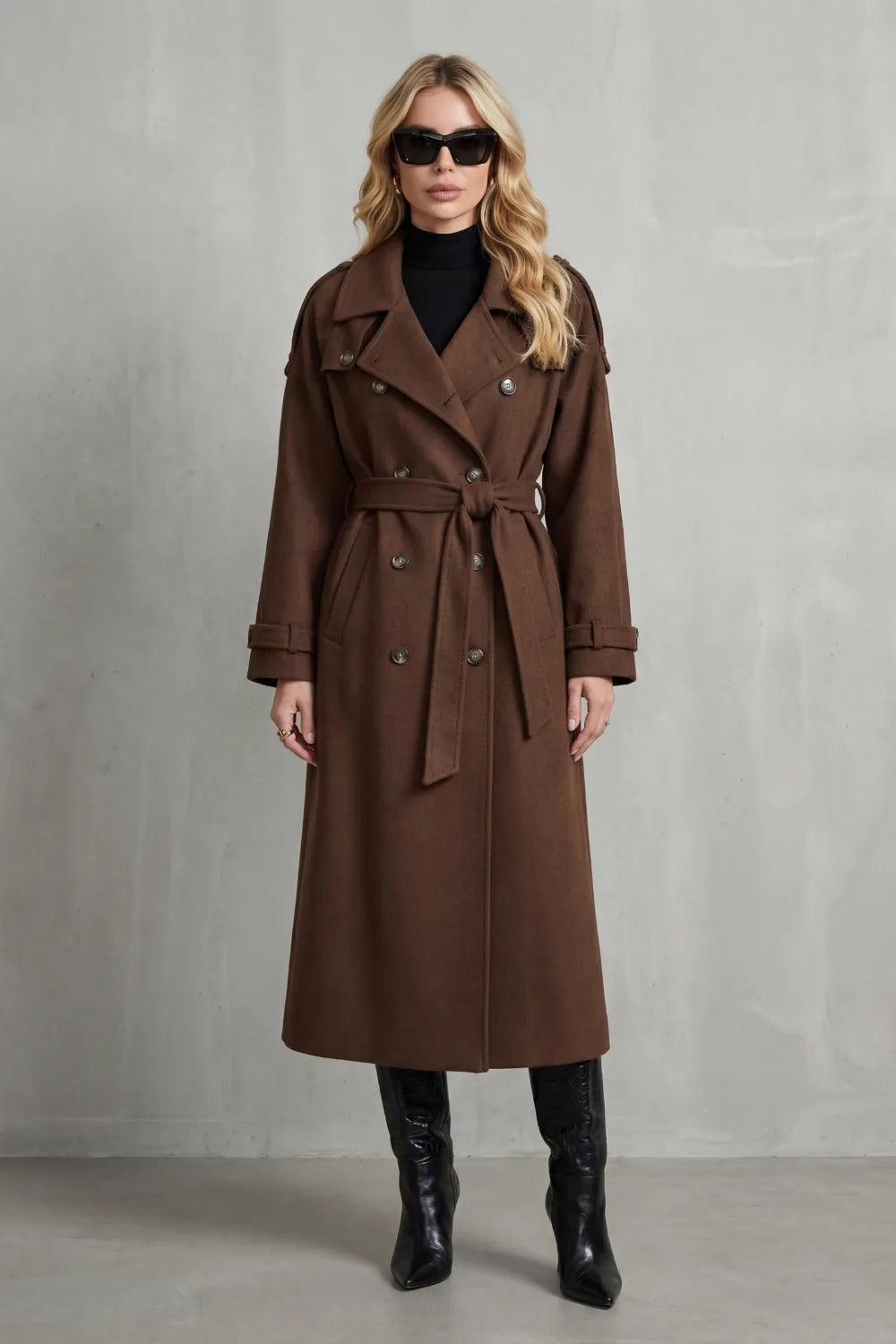 Oversized wollen trenchcoat in bruin, gedragen