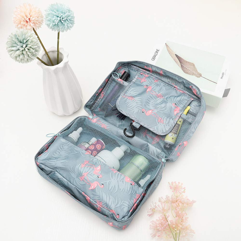 Grijze toilettas met flamingoprint, geopend en plat liggend, met inhoud | Boutique Moda