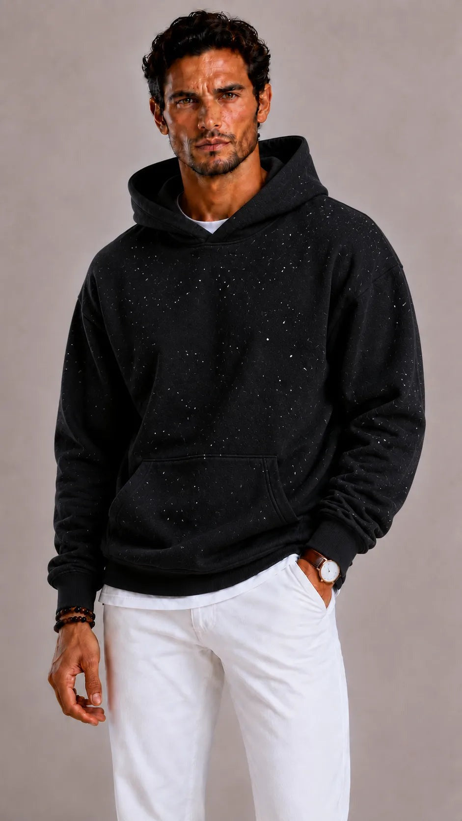 Oversized herenhoodie in zwart, gedragen, vooraanzicht