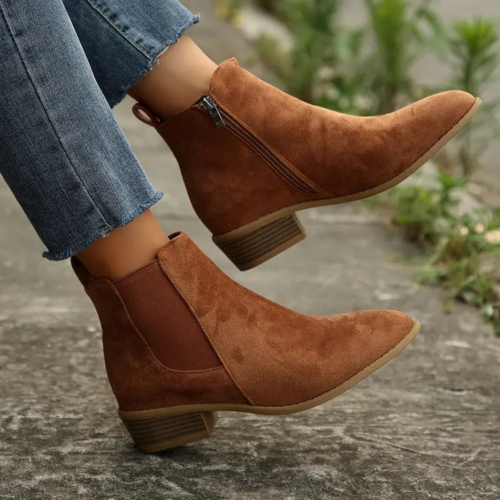 Bruine Chelsea boot met zijrits en puntige neus, gedragen